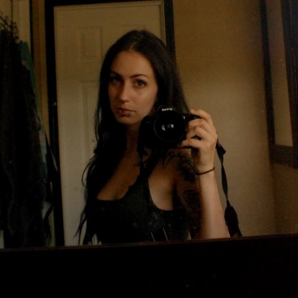 Meet your Posher, Niki - Picture 1 of 1